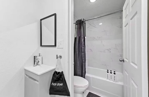 Highlands Apartment | King Studio Getaway, 5 Minutes to DT and Jax U
