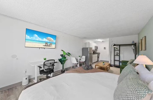 Highlands Apartment | King Studio Getaway, 5 Minutes to DT and Jax U