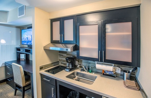 Downtown Denver Apartment | King Studio in Downtown Denver | Free Breakfast, Poo & Hot Tub