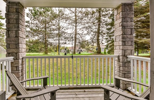 Oro-Medonte Condo | King Studio Suite at Highland Estates-Heated Pool