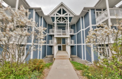 Oro-Medonte Condo | King Studio Suite at Highland Estates-Heated Pool