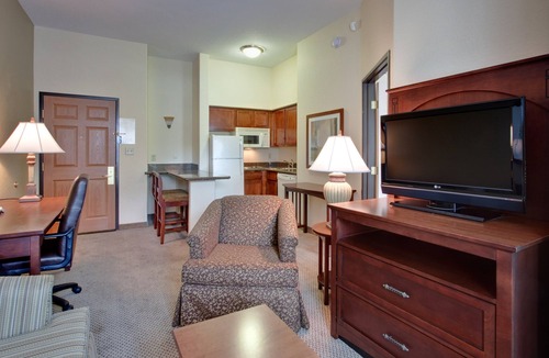 Glendale Sports and Entertainment District Apartment | King Studio Suite | Free Breakfast + Pool