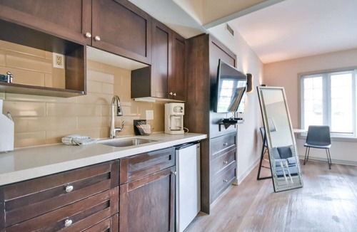 Oro-Medonte Condo | King Studio Suite – Sauna, heated Pool