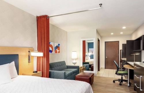 Queens Hotel | King Studio Suite w/a Bright Layout, Relaxing Ambience, & Comfortable Feel