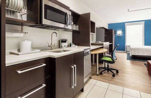 Queens Hotel | King Studio Suite w/a Bright Layout, Relaxing Ambience, & Comfortable Feel