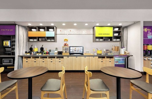 Queens Hotel | King Studio Suite w/a Bright Layout, Relaxing Ambience, & Comfortable Feel