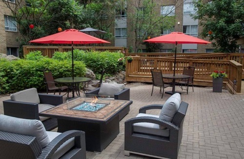 Vaughan Apartment | King Studio Suite w/Full Kitchen + Breakfast