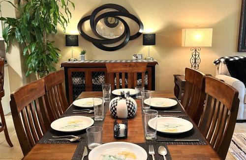 College Station House | King Suite, 2 Bed 2 Bath, Sleeps 6