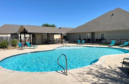 College Station House | King Suite, 2 Bed 2 Bath, Sleeps 6
