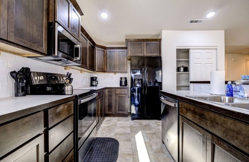 South Richland House | King Suite, 3 Car Garage & Fenced Yard