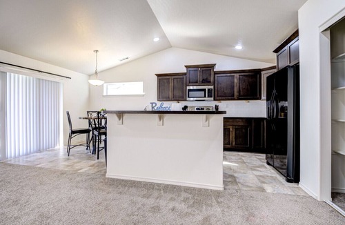 South Richland House | King Suite, 3 Car Garage & Fenced Yard