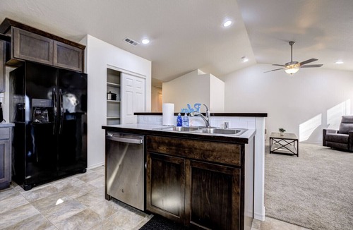 South Richland House | King Suite, 3 Car Garage & Fenced Yard