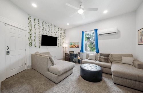 Alta Vista Apartment | King Suite 30+ Day Stay l Near Downtown & Airport