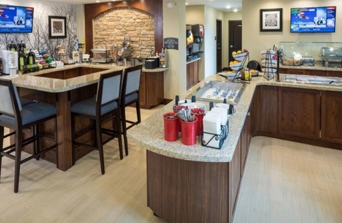 Wichita Falls Apartment | King Suite Close to Castaway Cove Water Park! Equipped Kitchen + Complimentary Breakfast