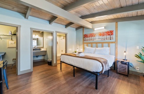 Lakeside Park Bed & Breakfast | King Suite Escape! Steps from Stateline at Blue Jay Lodge