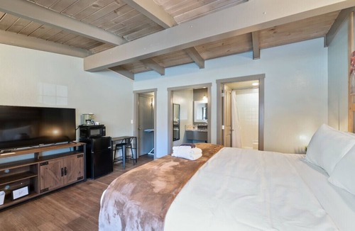 Lakeside Park Bed & Breakfast | King Suite Escape! Steps from Stateline at Blue Jay Lodge