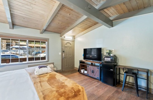 Lakeside Park Bed & Breakfast | King Suite Escape! Steps from Stateline at Blue Jay Lodge