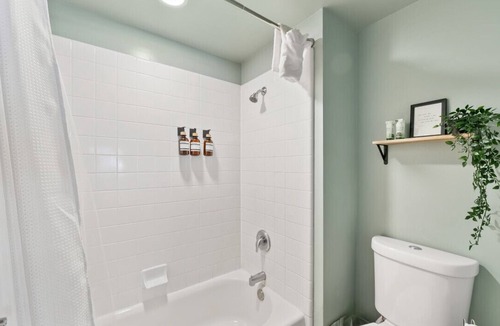 Lakeside Park Bed & Breakfast | King Suite Escape! Steps from Stateline at Blue Jay Lodge