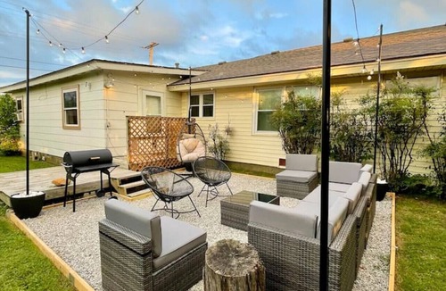 Mayo Meadow House | King Suite | EXPO | Hot Tub | Ping-Pong | Spacious