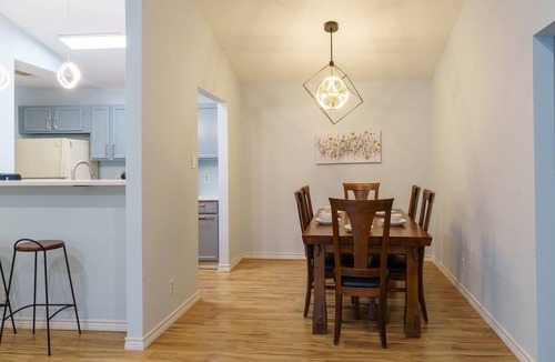 East Oak Hill House | King Suite, Family Friendly & Outdoor Pool Table