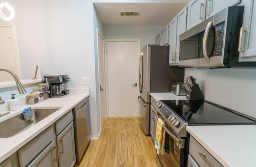 East Oak Hill House | King Suite, Family Friendly & Outdoor Pool Table