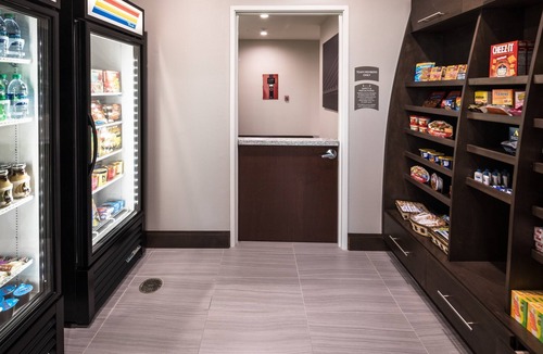 Lake Jackson Condo | King Suite. Free Breakfast. Outdoor Pool.