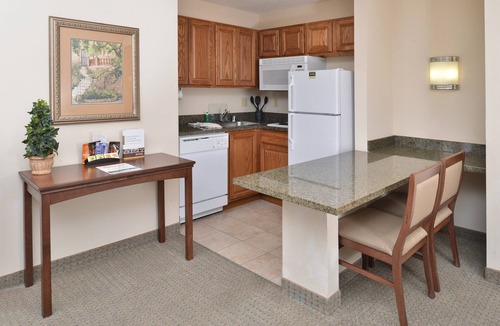 Nor Este Apartment | King Suite | Free Breakfast Buffet! Pool + Hot Tub Access