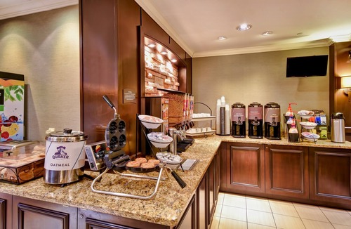 Middleton Condo | King Suite | Free Breakfast. Pool and Hot Tub