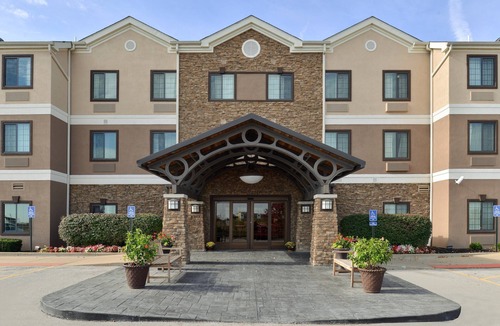 Glencoe Condo | King Suite. Free Breakfast. Pool & Gym. Your Next Trip!