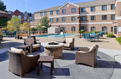 Glencoe Condo | King Suite. Free Breakfast. Pool & Gym. Your Next Trip!