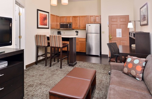 Glencoe Condo | King Suite. Free Breakfast. Pool & Gym. Your Next Trip!