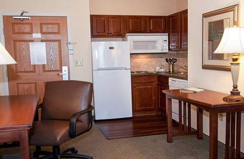 Greenwich Apartment | King Suite. Free Breakfast. Outdoor Pool.