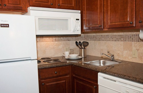 Greenwich Apartment | King Suite. Free Breakfast. Outdoor Pool.