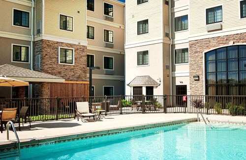 Greenwich Apartment | King Suite. Free Breakfast. Outdoor Pool.