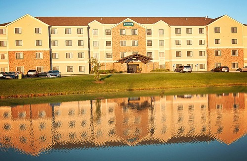Greenwich Apartment | King Suite. Free Breakfast. Outdoor Pool.