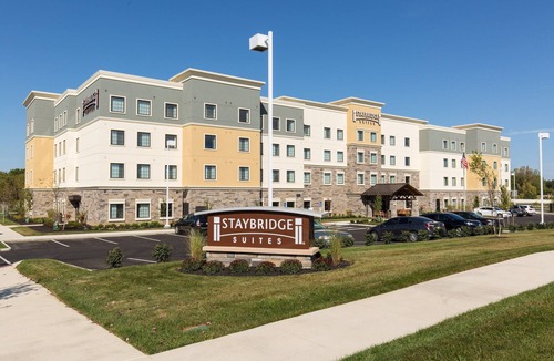 Newark Condo | King Suite. Free Breakfast. Pool. Shared BBQ. Your Next Trip!