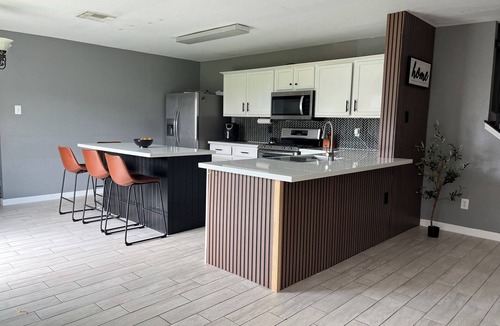 Rosenberg House | King suite- great getaway with coffeeBar-MovieRoom & lots of space at CasaTowers