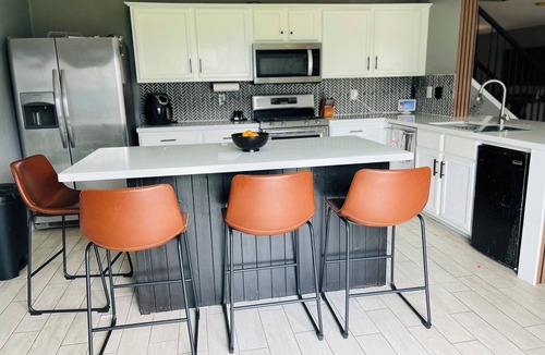 Rosenberg House | King suite- great getaway with coffeeBar-MovieRoom & lots of space at CasaTowers