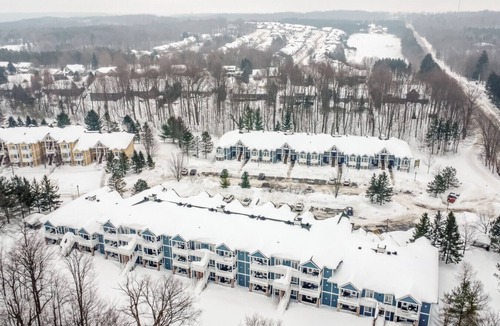 Oro-Medonte Condo | King Suite – heated Pool, Sauna & Kitchen