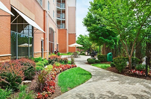 Downtown Chattanooga Condo | King Suite in Downtown Chattanooga | Free Breakfast + Hot Tub Access
