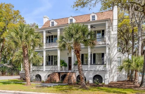 The Old Commons Apartment | King Suite in Historic B&B w. Waterview + Porches