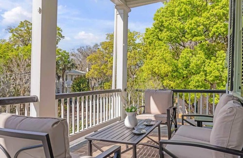 The Old Commons Apartment | King Suite in Historic B&B w. Waterview + Porches