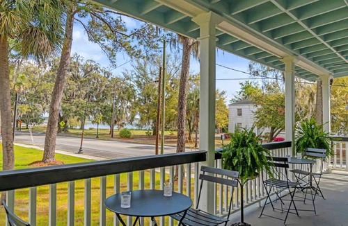 The Old Commons Apartment | King Suite in Historic B&B w. Waterview + Porches