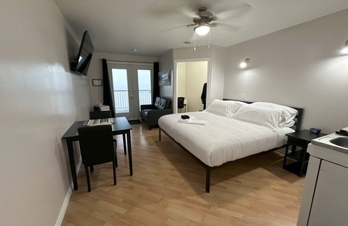 Temiskaming Shores House | King Suite - Lake Front - Private Ensuite