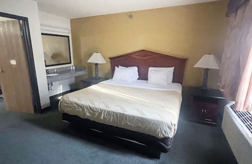 Eagan Hotel | King Suite Living Room Non-Smoking