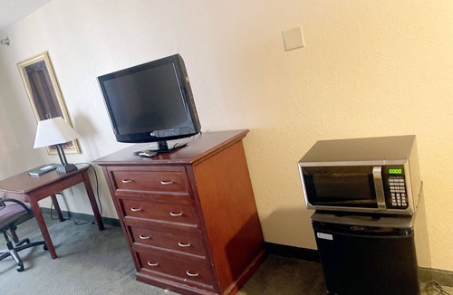 Eagan Hotel | King Suite Living Room Non-Smoking