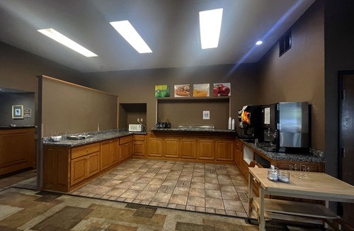 Eagan Hotel | King Suite Living Room Non-Smoking