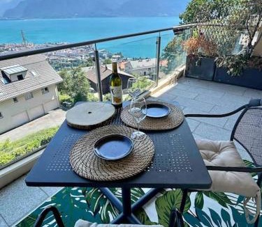 Chardonne Apartment | King Suite - Mountains & Lake Panoramic view