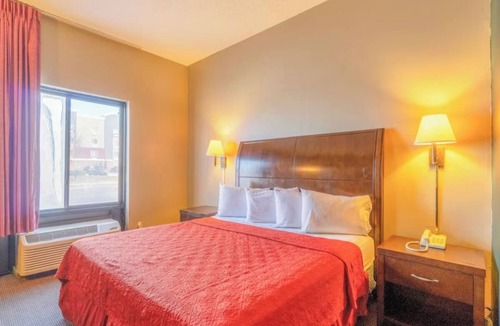 Jonesboro Hotel | King Suite Near Arkansas State University - Stroll Craighead Forest Park