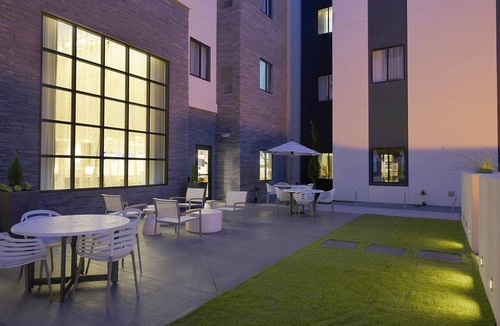 Briarwood Condo | King Suite Near Medical Center. Free Breakfast Buffet.